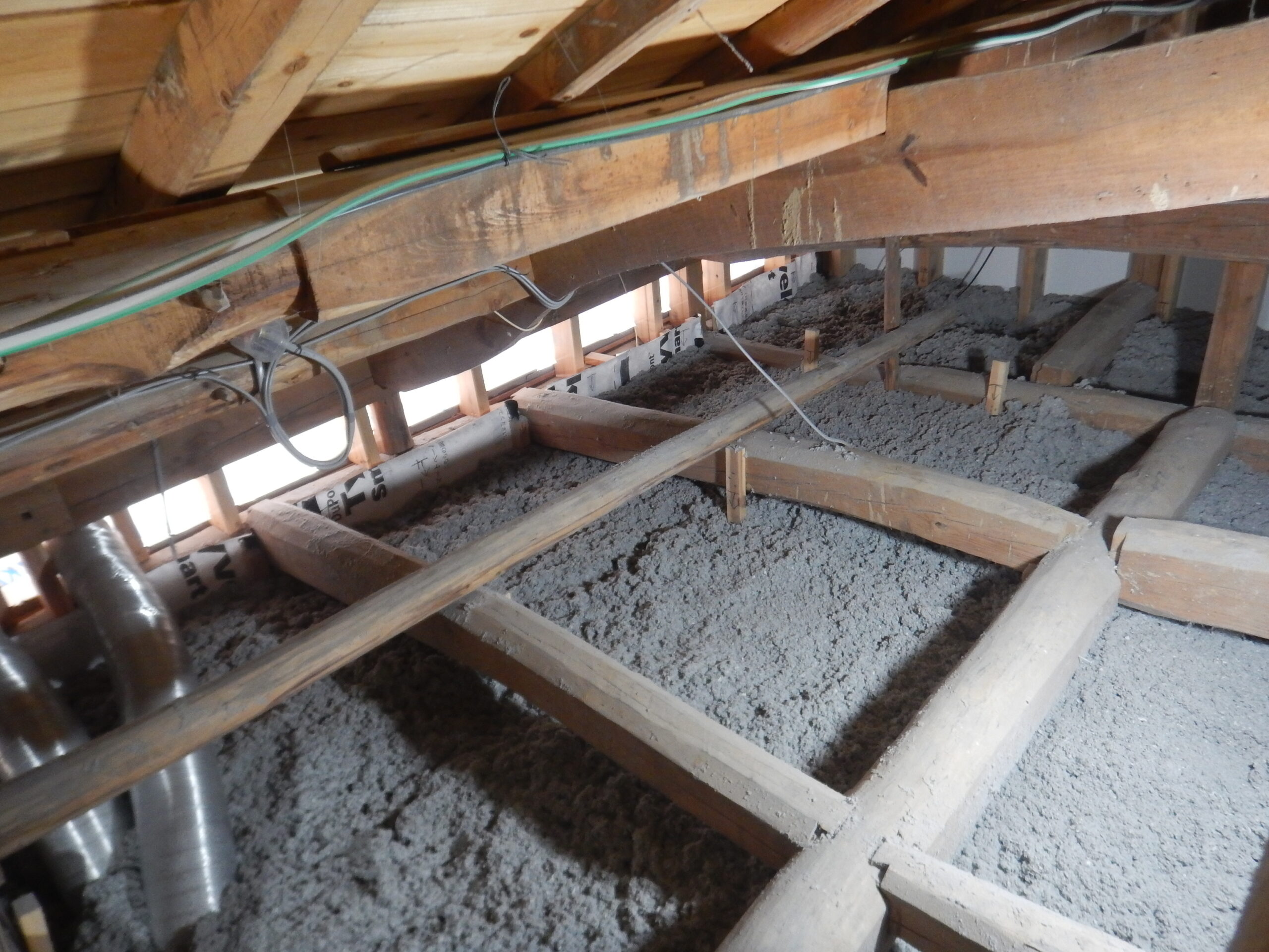 M様邸の既存小屋組を残した天井セルロース断熱施工